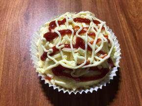 撒少许芝士碎，挤沙拉酱和番茄酱在表面。