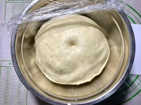 盖保鲜膜温暖处发酵至两倍大