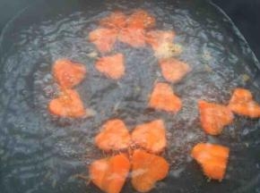 然后锅中放入适量的水大火煮开，再把爱心胡萝卜倒入大火煮5分钟左右。