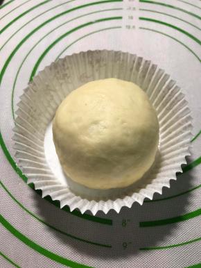  放入硬杯中，进行二次发酵，明显长大一倍后取出。