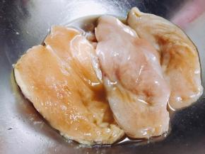 鸡胸肉洗干净 泡料酒 鸡精 盐 