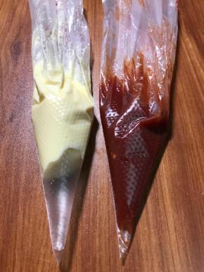 把番茄酱和沙拉酱分别装入裱花袋，顶端剪个小口。