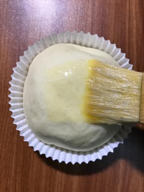 刷蛋液，为了黏住奶酪碎。