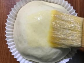 刷蛋液，为了黏住奶酪碎。
