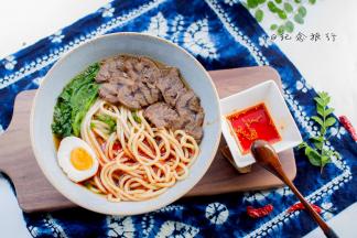 倒上炖牛肉的原汤放上面条，烫一些青菜，摆放上切片牛肉，最后来一些辣油 简直太美味了