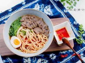 倒上炖牛肉的原汤放上面条，烫一些青菜，摆放上切片牛肉，最后来一些辣油 简直太美味了