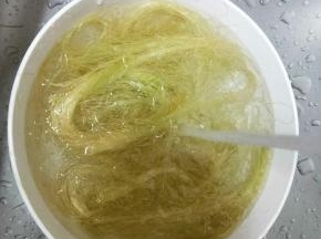 玉米须清洗干净，挤去水分