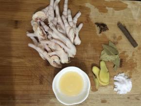 1. 先准备好材料中1要用到的食材
鸡爪洗净剪去指甲之后对半切开一分为二