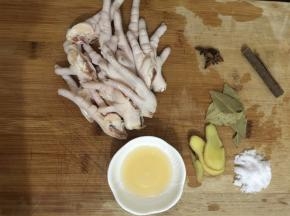 1. 先准备好材料中1要用到的食材
鸡爪洗净剪去指甲之后对半切开一分为二