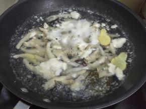 3. 冷水下锅为的是把血水慢慢逼出，水开煮8分钟