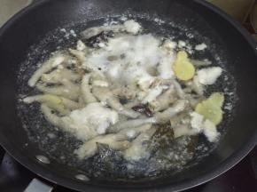3. 冷水下锅为的是把血水慢慢逼出，水开煮8分钟