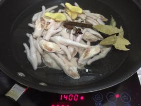 2. 将材料1中所有食材全部，冷水下锅