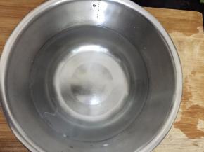 4. 准备冰水为浸泡过鸡爪的量为好