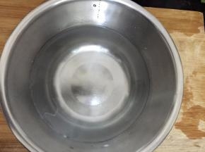 4. 准备冰水为浸泡过鸡爪的量为好
