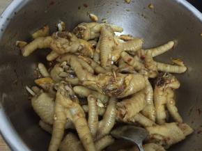 6. 再材料2全部投进料理盆中，拌均匀，密封放冰箱中，让其入味