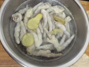 5. 把煮好的鸡爪捞出倒入冰水中，再加少许盐泡半个小时候左右