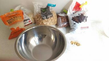 准备好全部材料。我放了腰果，芝麻，杏仁，葡萄干，花生，自己喜欢可以换，但是麦片总量不能少。