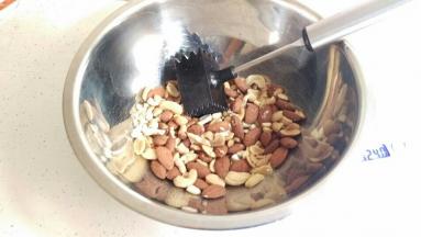 把坚果加在一起搅碎，不要太碎，一半就可以咯。