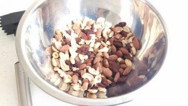 搅碎后加入葡萄干，也是可以加蔓越莓。