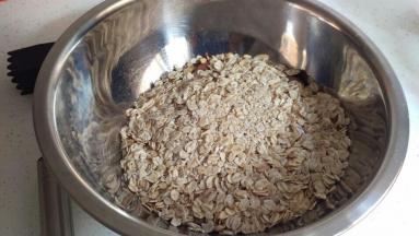 再加入麦片和芝麻，如果想要味道比较香，用小火把燕麦炒出香味，不可以炒焦，芝麻也是出香味。再倒入坚果里面。喜欢的可以加肉桂粉，我感觉特别香，可以不加。