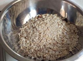 再加入麦片和芝麻，如果想要味道比较香，用小火把燕麦炒出香味，不可以炒焦，芝麻也是出香味。再倒入坚果里面。喜欢的可以加肉桂粉，我感觉特别香，可以不加。