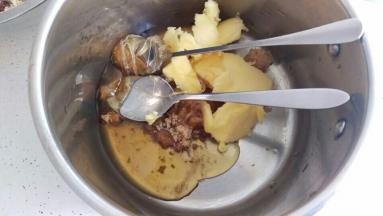 加入红糖，黄油，麦芽糖，蜂蜜。用小火煮沸。