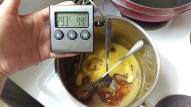 我拿了温度计测试，大概95-100度就可以离火，相当于煮沸就离火，烤箱预热165度。