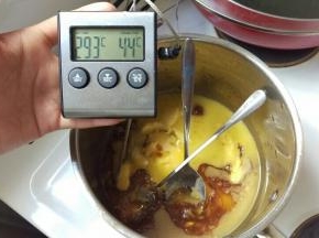 我拿了温度计测试，大概95-100度就可以离火，相当于煮沸就离火，烤箱预热165度。