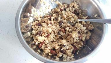 再把离火的糖浆迅速倒入麦片中。搅拌均匀。每个都要粘到糖浆，不然后期不会固定。