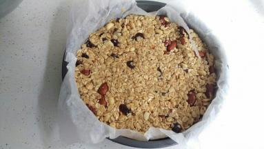 搅拌好倒入膜具，再压实来，一定要压实，不要松松垮垮的，。