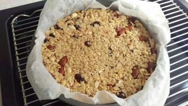 放入烤箱20分钟，放烤箱中层中下层都 可以，主要蒸发水汽，就可以出炉咯。出炉后是软的，按下去是软的，不过放冰箱后会硬起来。