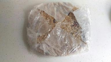 室温放凉后包个保鲜膜放冰箱10个小时后就可以切咯，这款是软硬适中，不会特别硬的咬不动，也是不会特别软的塌掉，也是不会粘牙。还是比较适大众口味。