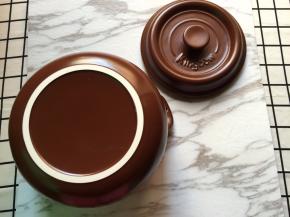 2. 砂锅具有良好的吸水性和透气性，（特别是锅底白圈），被称为“会呼吸的锅”。