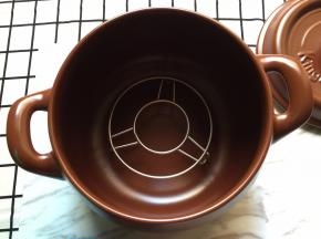 4. 把架子放入砂锅里