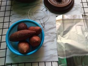 3. 把番薯洗干净并且擦干水分，准备一个三角架子和锡纸
