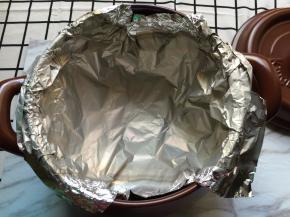 5. 再用锡纸360度包至砂锅口，锡纸底部刚好垫在架子上，这样才可以