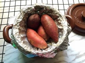 7. 把番薯码入砂锅内，盖上盖子，发挥干烧的强大特性