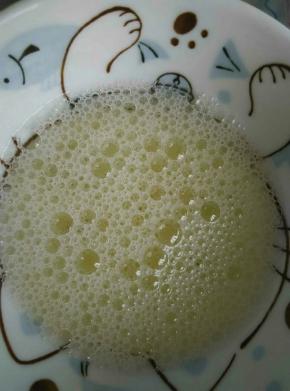 鸡蛋清打撒加入腌制好的鱼里面