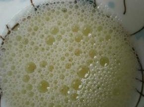 鸡蛋清打撒加入腌制好的鱼里面