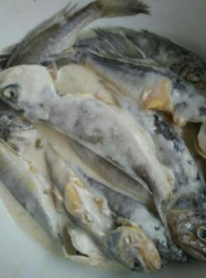 搅拌均匀后，使每条鱼都粘满面糊