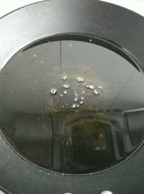 锅里放油加热至八九分时，放入粘满面糊的鱼