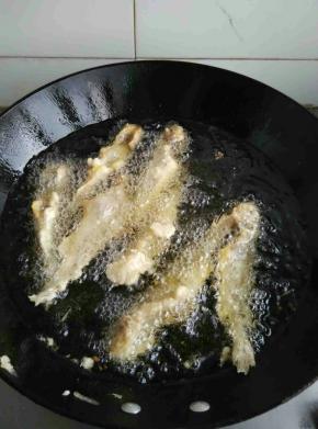 如果鱼粘上锅底可用筷子轻轻推动一下，使其漂浮起来