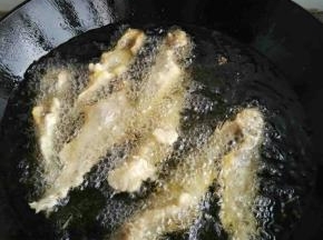 如果鱼粘上锅底可用筷子轻轻推动一下，使其漂浮起来