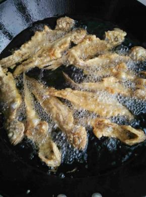 炸至两面金黄色即可