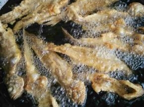 炸至两面金黄色即可