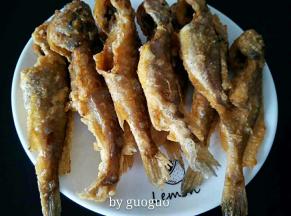 捞出淋干油装盘即可