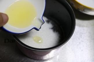 将细砂糖，玉米油，水混合拌匀，煮至90度（状态是冒小泡）