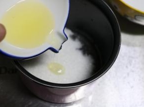 将细砂糖，玉米油，水混合拌匀，煮至90度（状态是冒小泡）