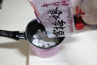 加入雪梅娘粉搅拌均匀