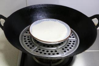 放去锅内隔水蒸熟（约15分钟）